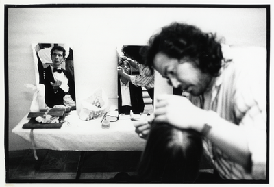 108052 Afbeelding van het schminken van de spelers tijdens de voorbereidingen voor een opera-uitvoering door een ...